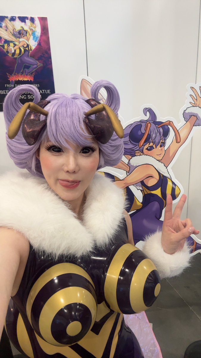 Shibukaho's tweet photo. I wanted to have a literally big announcement for Q-Bee figure, hence made this special section at the exhibit. Let's go, queen!

実は昨年秋から「キュービィも出ますよね？ね？EVOのタイミングに発表しませんか」とお願いし、展示内に特大パネルを作らせていただきました🐝 https://t.co/jd5WeW6Z4J