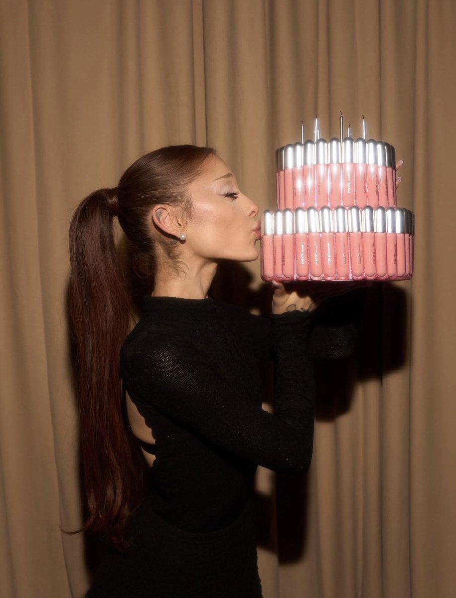 TeamArianaHQ's tweet photo. Thirty Three 🫧🫶🏻 https://t.co/NUMGkzbBGv