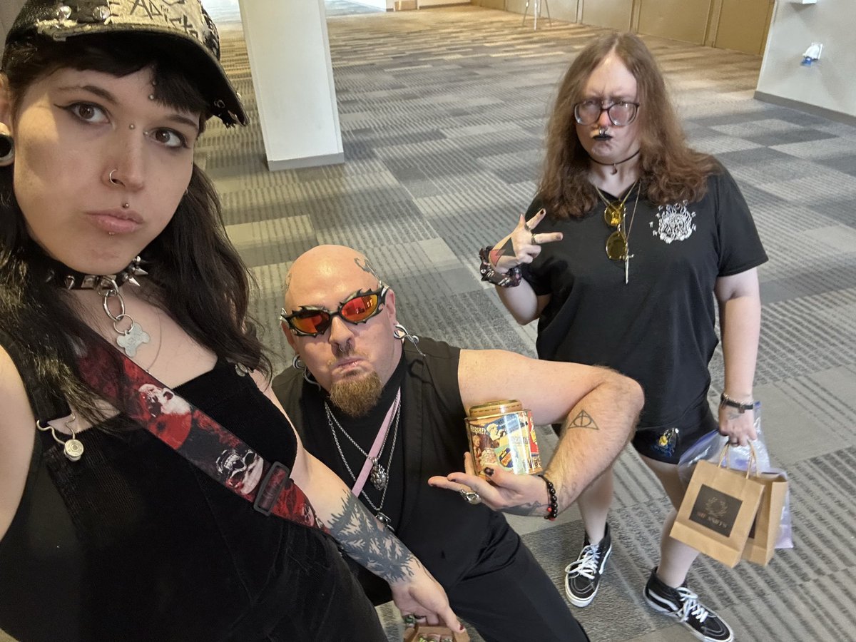 LillyPaddu's tweet photo. Expo was fun! Glad I got to hangout with my buds ^//o//^ https://t.co/yTk2Zd1I6L