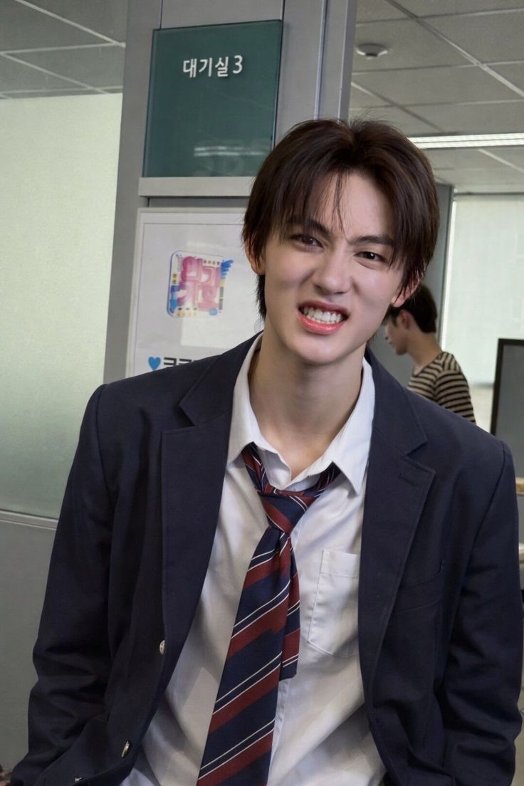notcortiiskz's tweet photo. au #keonhyeon
donde sean cree que keonho lo odia, pero keonho solo está confundido intentando descifrar, entre su vista borrosa, si el chico que siempre ve es el amor de su vida o un bote de basura. https://t.co/2akepqGtaU