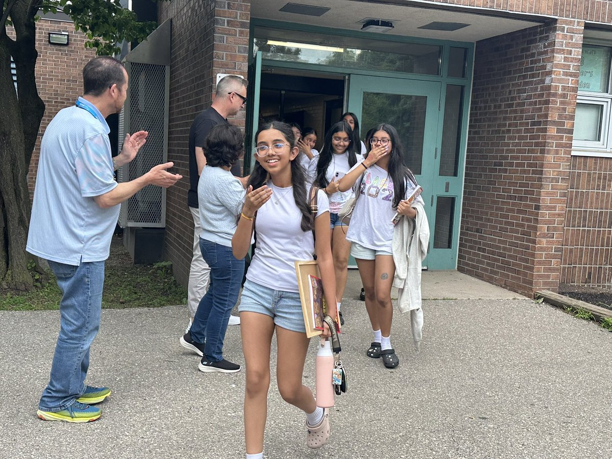 Mr_Pora_Teacher's tweet photo. My grade 8’s graduation.
Clap out for another spectacular generation of Centennial’s Lions 
@centennialtv 
@PeelSchools
@baobrampton
@TrusteeMcDonald https://t.co/DgynlU93rd
