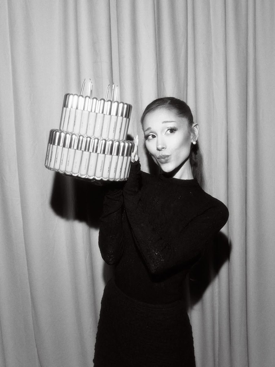 ArianaToday's tweet photo. ariana grande and her r.e.m. beauty cosmo glossy balm cake 🎂 https://t.co/5sKl9fx3fV