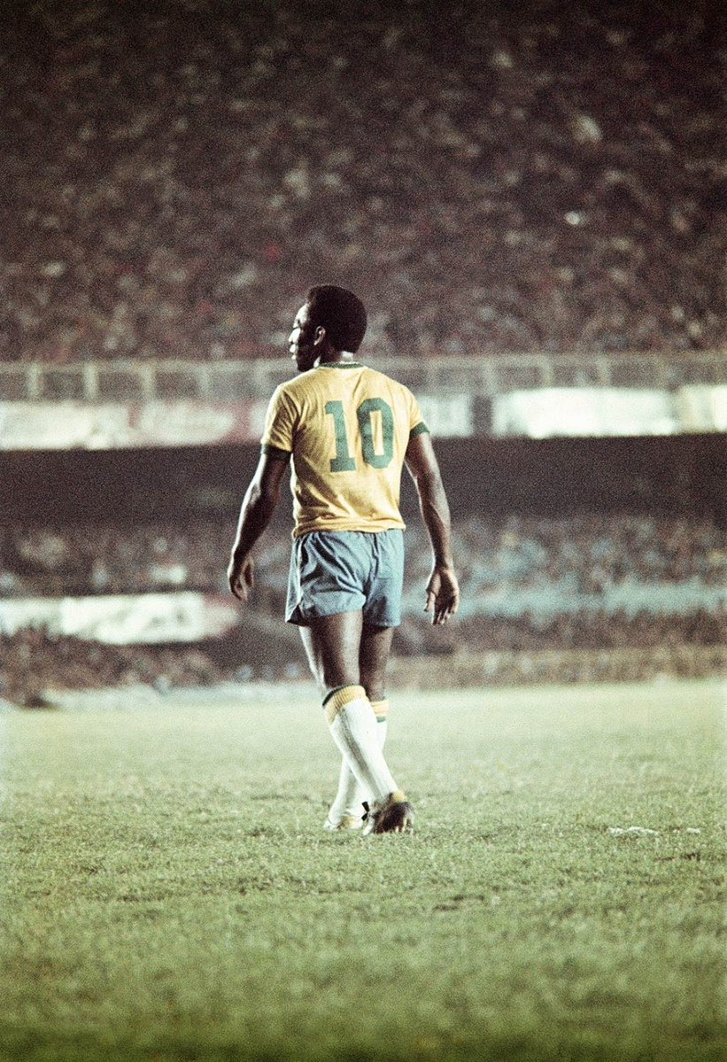 aseelswaid9's tweet photo. Pelé, Maracanã Stadium, Rio de Janeiro, c. 1975 - Walter Firmo https://t.co/9qV0CGND6P