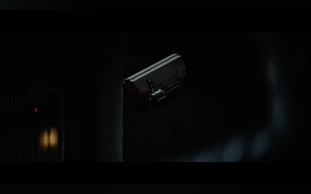 nmpilaa's tweet photo. There's a shot in The Batman during the Arkham scene with the Riddler when he starts talking about Bruce Wayne. I think it implies whoever is running the place is watching them. 'SEMPER VIGILANS' https://t.co/j1EwfrIzLa