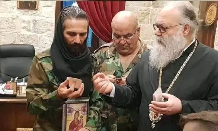 kh4syria's tweet photo. ما هو الفرق بين البطريرك يوحنا العاشر اليازجي وأحمد حسون؟ 

لاشيء! 

كلاهما وظّف مؤسسة الدينية الرسمية (الإسلامية والمسيحية) لشرعنة آلة القتـ.ـل الأسدية. كلاهما برّر المـ.ـذبحة السورية أمام العالم، وقدّم غطاءًا دينيًّا لحرب إبـ.ـ.ـادة ضد السوريين قادتها المخابرات والأفرع الأمنية والجيش. 

اليازجي لم يكن أقل سوءًا من حسون. لا في موقفه المخزي من الثورة، ولا في مشاركته الفاعلة بجرائـ.ـم المؤسسة الدينية التي كانت شريكًا في المـ.ـذبحة، جنبًا إلى جنب مع بقية مؤسسات الدولة.

لا فرق بين رأس الكنيسة ورأس الإفتاء، وبين وزير الدفاع والداخلية وقادة الأفرع الأمنية. كلّ مارس دوره من موقعه في حرب الإبــ.ـادة على أهلنا ومدننا وقرانا..

لكن المفارقة الموجعة:

حسون في السجن. واليازجي في القصر.