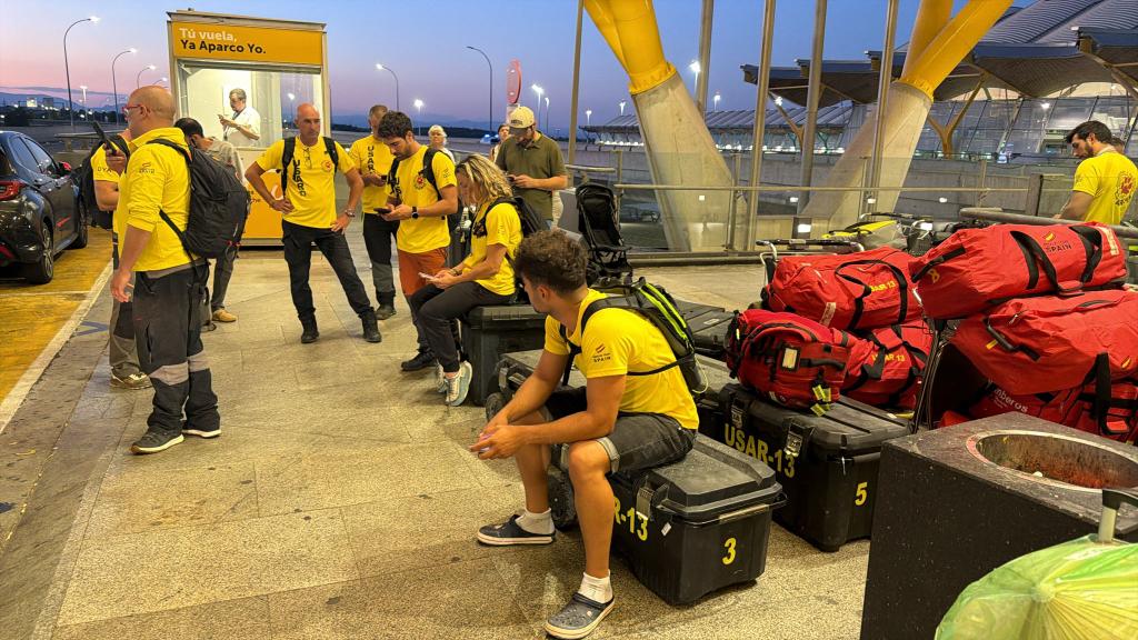 eldiario's tweet photo. #27Jun | El equipo de rescatistas españoles de @USAR13DYA, de Alicante y Castellón, no pudo abordar el avión para llegar a Venezuela por “falta de acreditaciones necesarias para viajar”. El grupo llevaba dos días esperando en el aeropuerto de Barajas para ser reubicado en otros vuelos; sin embargo, no pudo salir de España.
https://t.co/guRpgD7KkS