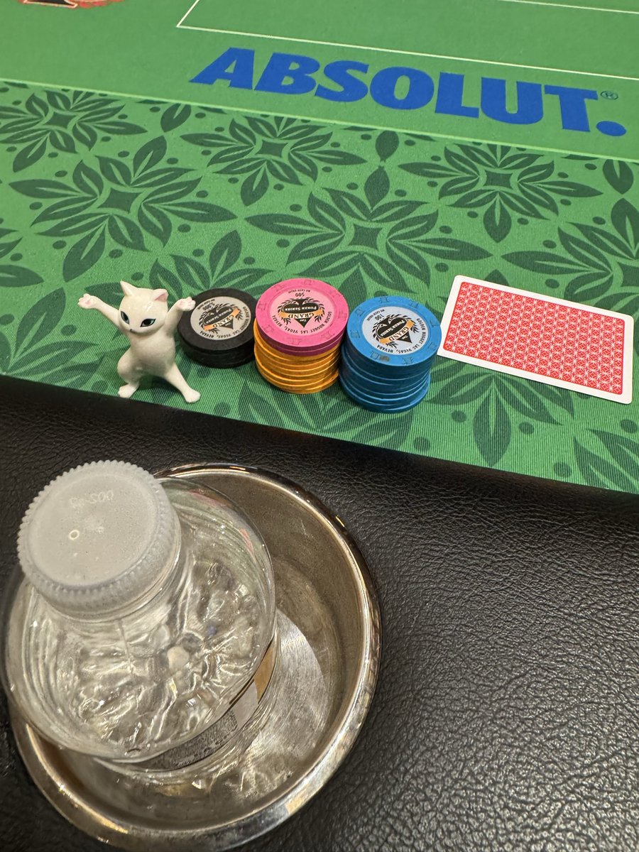 Du1st94's tweet photo. 1st tournamnet in las vegas
And busted in first hand
Kk open ak(hero) 3 bet lp flat call kk 4bet ak 5bet jam lp call kk call 
A10(lp) triple up https://t.co/GvmwHoVfy7