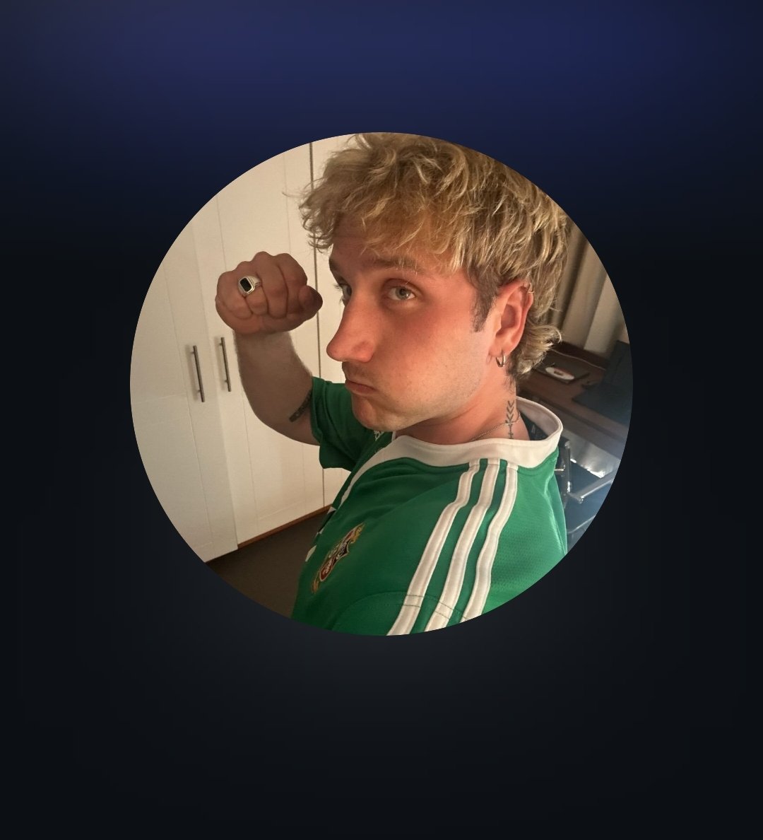 TommenUpdates's tweet photo. 📱¡John Hewson (Gerard Gibson) ha actualizado la foto de su Instagram!

¡El actor mantiene en privacidad total su cuenta pero ha querido actualizar la foto para mostrarnos que tiene el pelo rubio y se ha afeitado la barba!

¡Listo para convertirse en Gibsie! https://t.co/ghXt7evwDG