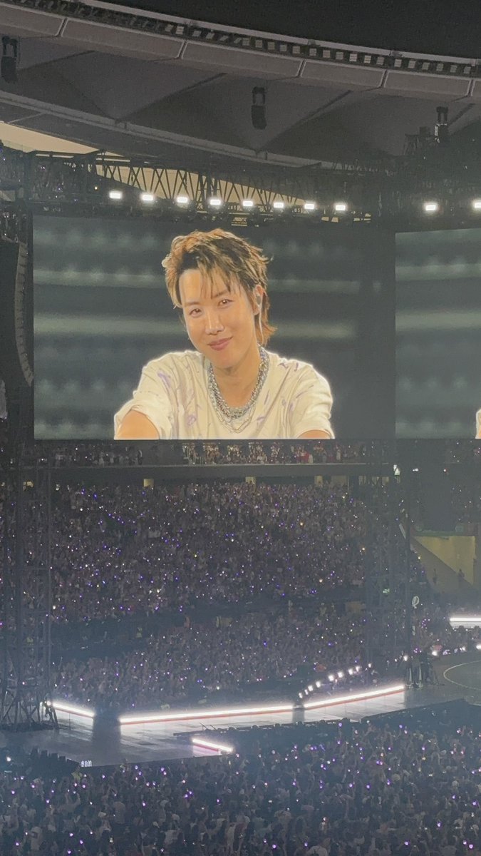 koogigiv's tweet photo. and these poctures i took of hobi https://t.co/MCEfjSt0QS