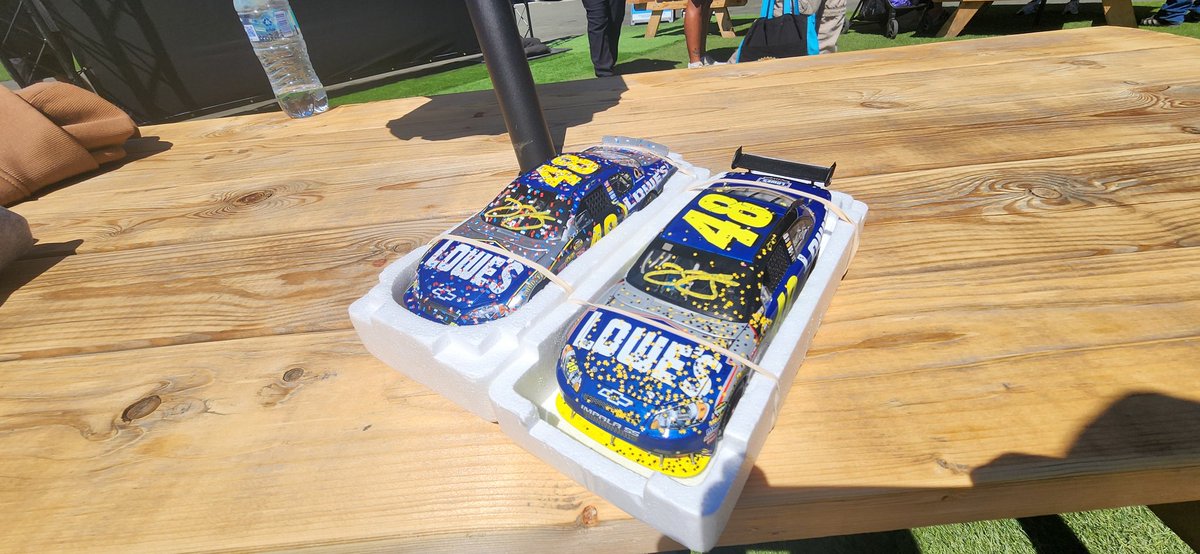 UrbanGuitar48's tweet photo. @JimmieJohnson Thank you so so much for the autograph this morning Jimmie! You were so nice and it made my day! #alltimefavorite https://t.co/yVUDOzPFoY