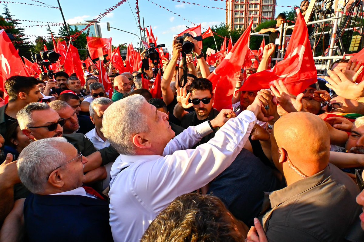 averdimertturk's tweet photo. El itini övüyor, siz aslanda kusur arıyorsunuz…

Eleştirin eyvallah ama el insaf ve  
şu soruya cevap verin:

En son ne zaman binlerce kişi bayrak açıp; “apo piçtir piç kalacak” diyebilmişti?

Yaşasın İYİ Parti,
yaşasın onun Lideri Müsavat Dervişoğlu!
🇹🇷✊🏻 https://t.co/IYLjN9xzrt