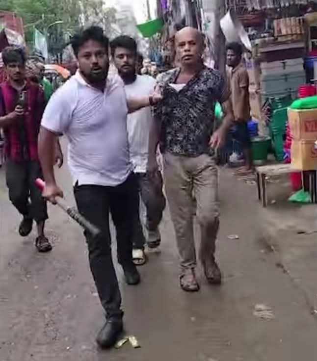 dehsrom's tweet photo. চিনতে পেরেছেন?  হয়তো পারেননি। লাঠি হাতে ছেলেটির নাম আব্দুর রহিম ঢাকা দক্ষিণ ছাত্রদলের নেতা। কয়েকদিন আগে প্রধানমন্ত্রী তারেক রহমানের নিরাপত্তায় থাকা এএসএফের সাথে তর্কে জড়িয়ে পদ হারিয়েছেন। বিএনপির দুঃসময়ে অনেক ত্যা*গ সহ্য করেছেন। ভালো জনপ্রিয়তাও আছে তার। https://t.co/WeWkReqcO4