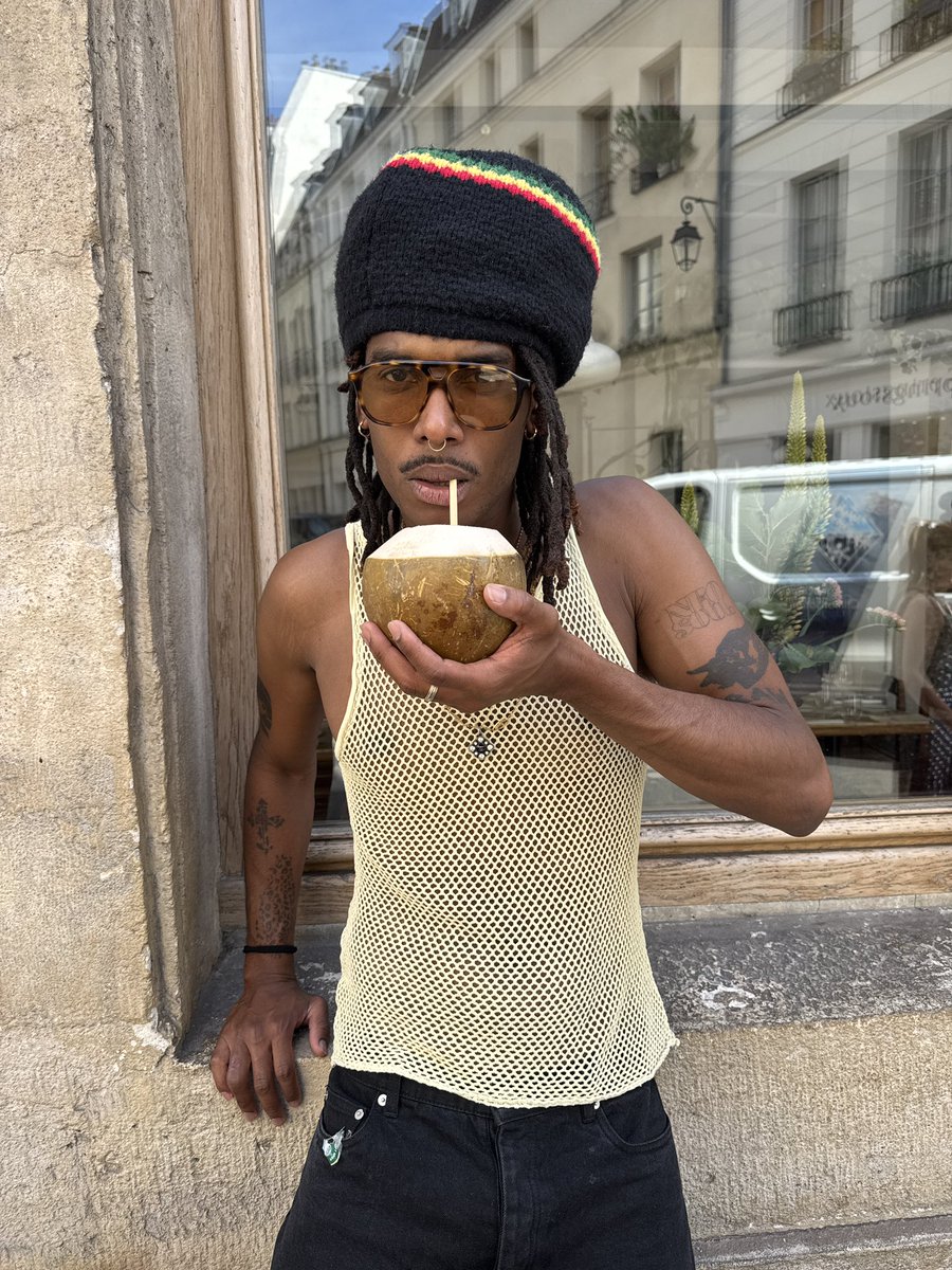 lostbwa's tweet photo. its that hot in paris https://t.co/5MBW1ZSJE1