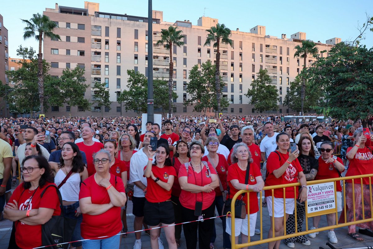 JCF_Valencia's tweet photo. 💥Benicalap ha vibrat amb la Macromascletà Universal, un espectacular dispar a càrrec de Pirotècnia Turís, que ha fet tremolar tot el barri amb la força de la pólvora.

👑 La Fallera Major Infantil de València i la seua Cort d’Honor han estat presents en esta cita tan especial, compartint amb els assistents una jornada plena d’emoció i tradició.

🔥 Un espectacle de so, força i passió per la pólvora que ha deixat empremta en tots els presents.

📸 @Fotofilmax