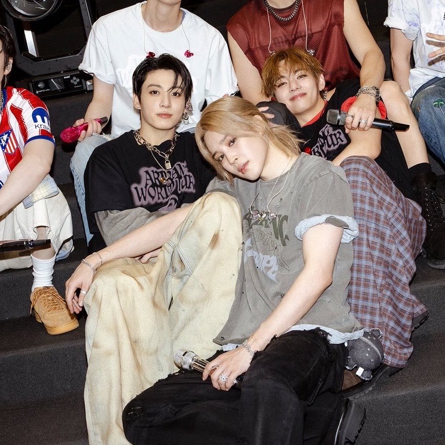 koomiversc's tweet photo. this genre of jikook in group photos… https://t.co/1fJy63liOm