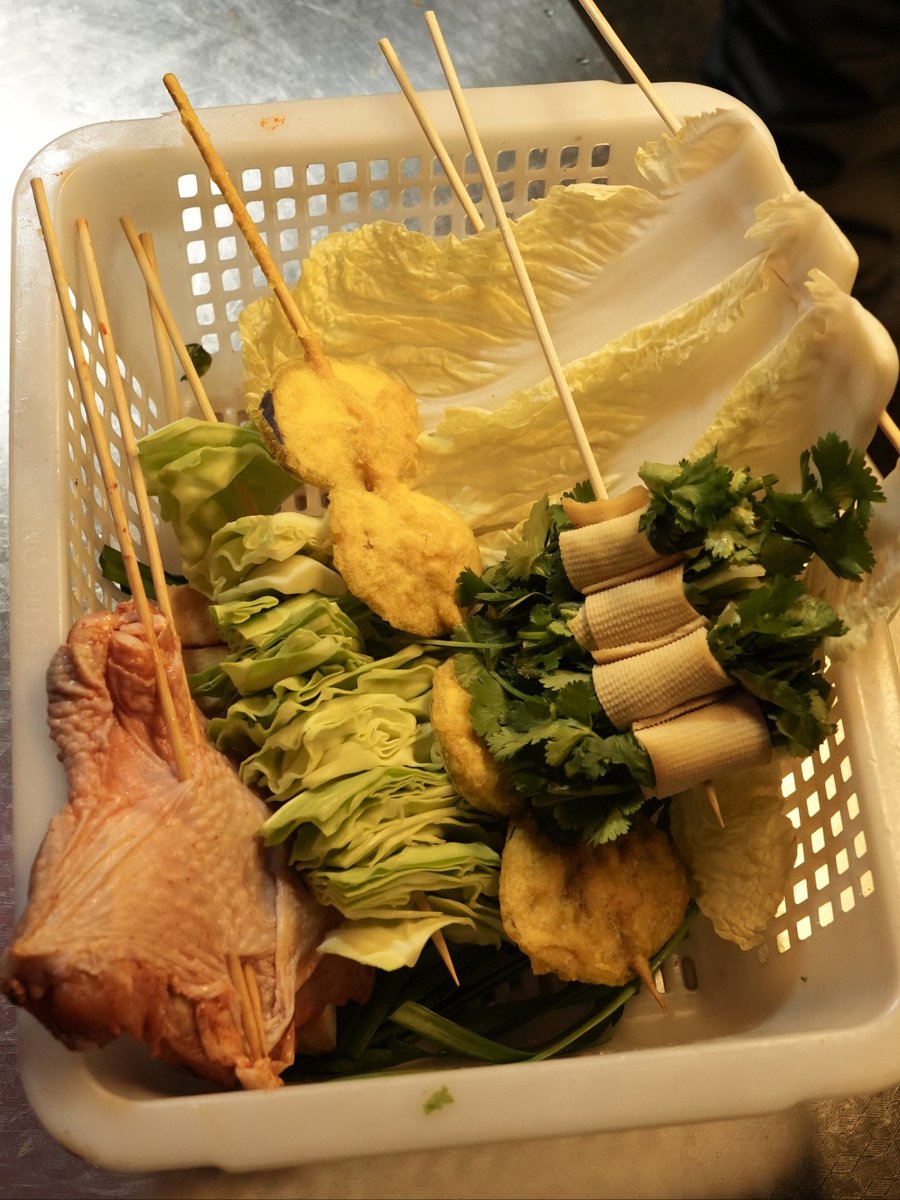 6WupbLqVGA94yFv's tweet photo. Late-night stall warm up empty bellies: a bowl of ramen, a sip of hot sake, and a quiet chat with the old chef. Sometimes the best comfort is not fancy, just right after a long day. https://t.co/uhDbvD4M1J