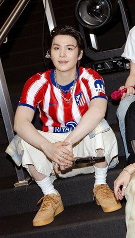 epiphany_1519's tweet photo. El outfit de yoongi hoy, se llevó todos los premios 🏆 https://t.co/ktEL8SUPNE