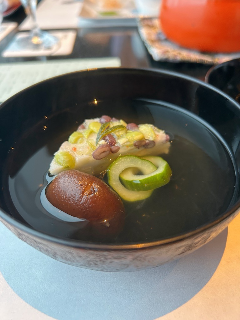 seriayuki's tweet photo. 母との仙台２日目の夕食は京都「熊魚菴たん熊北店」プロデュースの和食店「一舞庵」で厚切り牛タンがいただけるコース料理を。６月の京菓子"水無月"を思わせる素敵な真丈のお碗や、お出汁のスープでいただくサラダなど湿度の高いこの時期に嬉しいお料理でした。先付の山椒風味の鱧も良かったなー。 https://t.co/1ieDS2lbg9