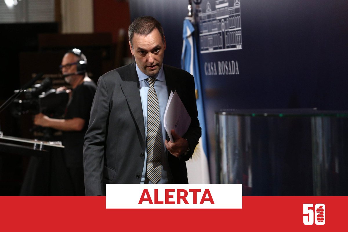 Ambitocom's tweet photo. FIN PARA MANUEL ADORNI: RENUNCIÓ TRAS MESES DE CRISIS POLÍTICA Y EN MEDIO DE UN ESCÁNDALO DE CORRUPCIÓN

✍️Por @cecamarano | La salida de Manuel Adorni marca el final de una de las crisis políticas más profundas que atravesó el gobierno de Javier Milei desde su llegada al poder. Después de meses de sostener públicamente al jefe de Gabinete frente a las denuncias por presunto enriquecimiento ilícito, el Presidente aceptó su renuncia y dio por terminada una defensa que hasta hace pocas horas parecía inquebrantable.

La decisión representa un giro para la Casa Rosada. Durante semanas, Milei y la secretaria General de la Presidencia, Karina Milei, rechazaron cualquier posibilidad de desplazar a uno de los funcionarios más cercanos. Incluso cuando la oposición impulsó su interpelación y comenzó a reunir apoyos para avanzar con una eventual moción de censura, el Gobierno eligió cerrar filas detrás de Adorni.

Conocé los detalles: https://t.co/49Hgejb4d1