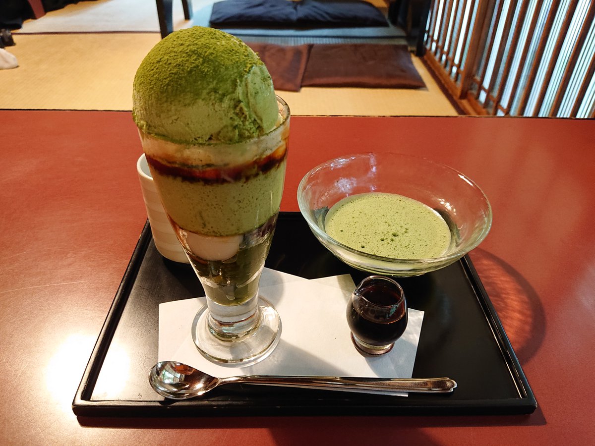 etsuyo_m's tweet photo. 祇園「ぎをん小森」で、抹茶プリンパフェ、お抹茶、黒蜜付き(*˘ᗜ˘*)♡今回、旅の１番の目的はこちら♪抹茶アイスの下に濃厚な抹茶プリン。更に抹茶のわらび餅や白玉が入っていて、スプーンを入れる度に幸福度が増します。このパフェが１番好きです☺️✨ https://t.co/LjVmt5Zaqz