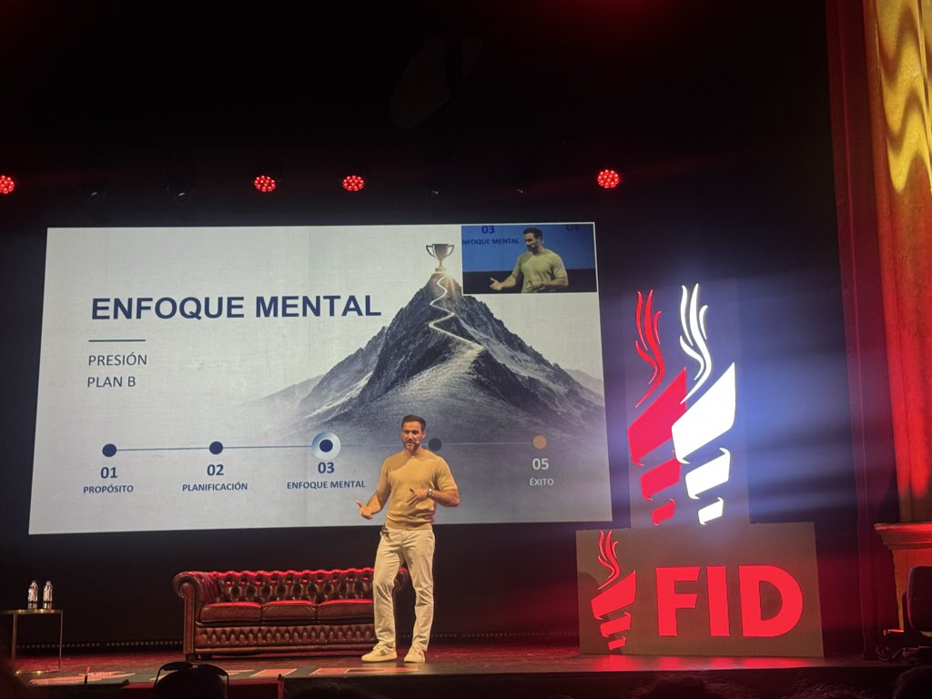 esuabon's tweet photo. @ForosFID La  charla sobre el éxito de @Saul_Craviotto, magistral y emocionante 🏆. La gran @LidiaValentin, todo un ejemplo a seguir para las mujeres a las que les gusta la Halterofilia🏋️‍♀️. Bien por Pedri tb. Gran evento ❤️❤️con la colaboración de @hospiten  👏👏. Quiero mi  🎁 @ForosFID https://t.co/MHUcdaOarX