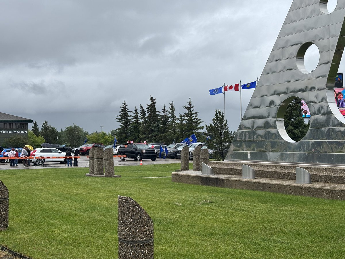EverythingGPAB's tweet photo. Both the Blue Mile, a demonstration in support of Alberta separation, and Unity Canada, a group against separation, are currently holding rallies at Centre 2000 and along 108th St. 

#yqu #gpab #countyofgp

 (1/2) https://t.co/JOaIKARAGh