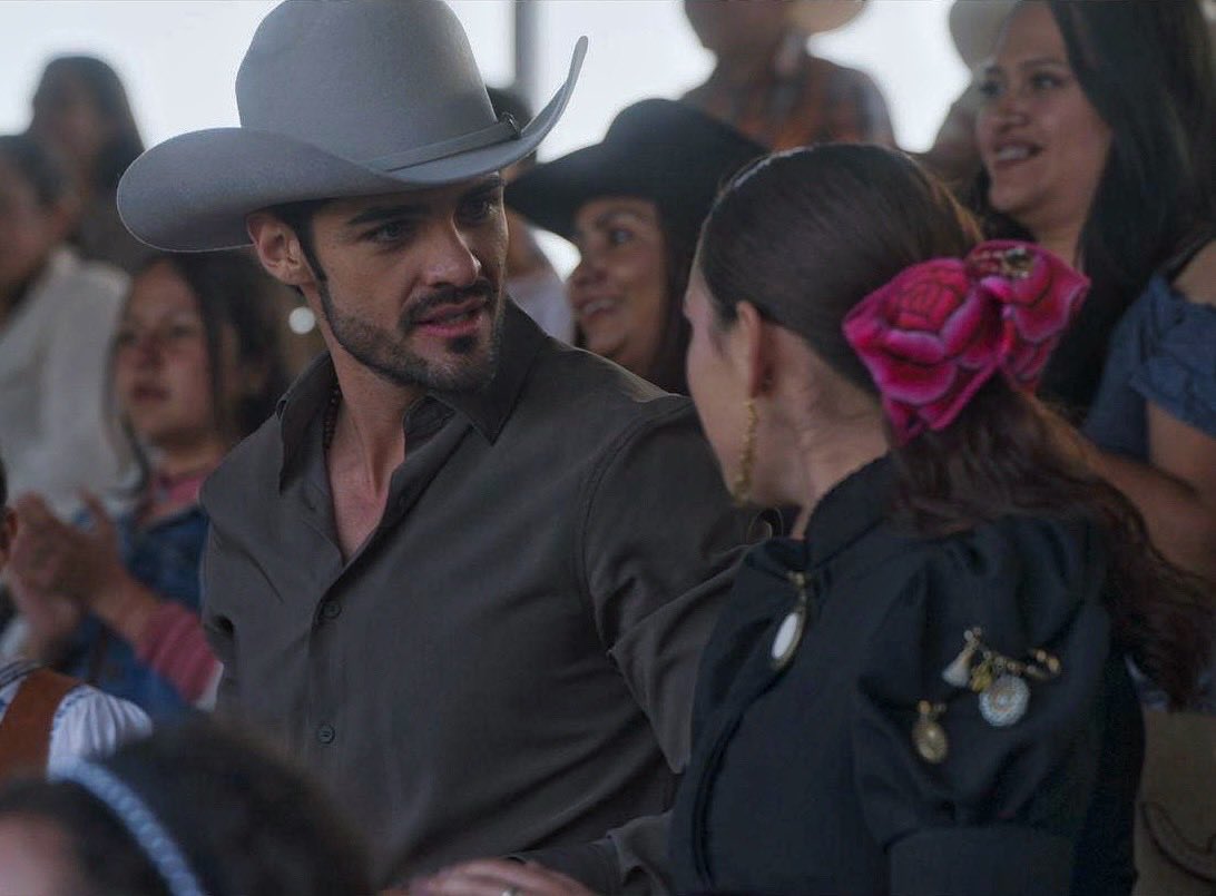 edwardcasttillo's tweet photo. A solo un día del gran final 🔥 momentos de este personaje que tanto disfrute. Luis Ernesto &amp; su gran corazón 🫀🎬 Mi Rival
Gracias, Carmen Armendáriz por este gran personaje 🙏 Gracias @TeleUniCompany por regalarnos estas historias. ⭐️
Final de Domingo 8:30 pm @Canal_Estrellas https://t.co/X7z1T3dDBW