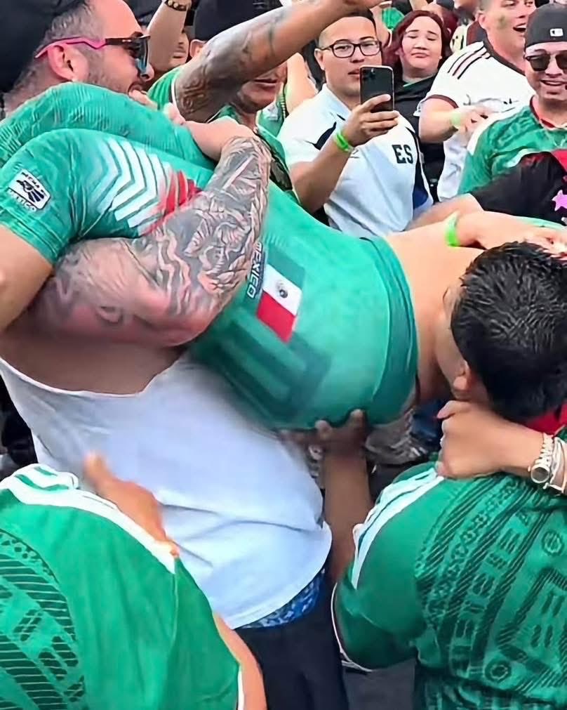 FuerteAzul09's tweet photo. 🚨⚽ ¡Debate abierto! 👀🔥

En este video se aprecia un momento de celebración tras un gol de México 🇲🇽. En medio de la emoción, al levantarme para festejar, hubo contacto físico (me tocaron el pecho y la parte de atrás).

Hay quienes aseguran que fue un accidente propio de la euforia del momento, mientras que otros creen que ese tipo de situaciones nunca deberían normalizarse.

¿Ustedes qué opinan? 🤔👇

¿Fue simplemente parte del festejo y la emoción del partido? ❤️⚽  

¿O consideran que, incluso celebrando, hay límites que no se deben cruzar? 🚫

¡Los leo en los comentarios! 👇