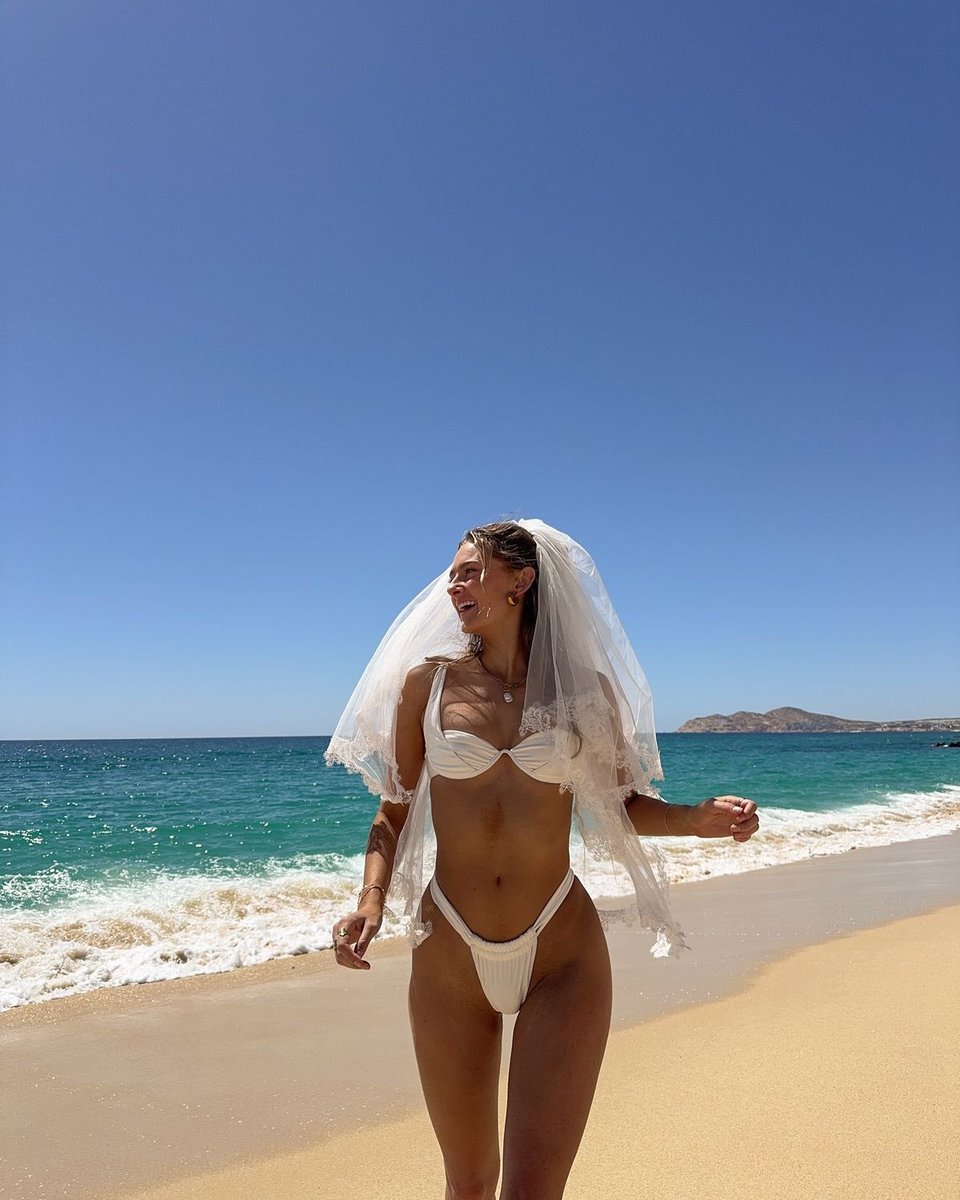 fontivv's tweet photo. The white girl 💍🤍 https://t.co/xy3bwUIn1j