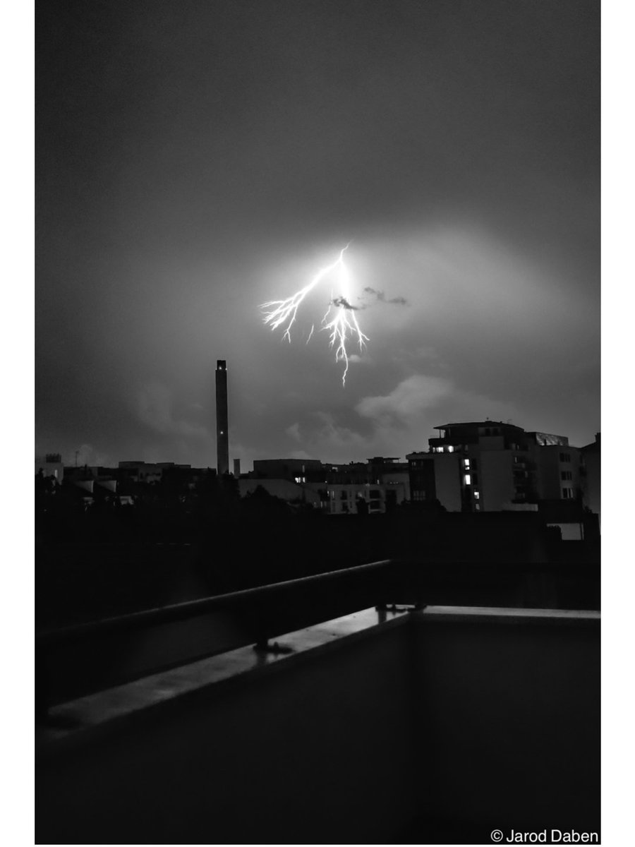 ThomasLeG_photo's tweet photo. Soirée orageuse !
#streetphotographyfrance #streetphotography #spicollective #orage #eclair @villesaintouen https://t.co/Qu9r0KdmES