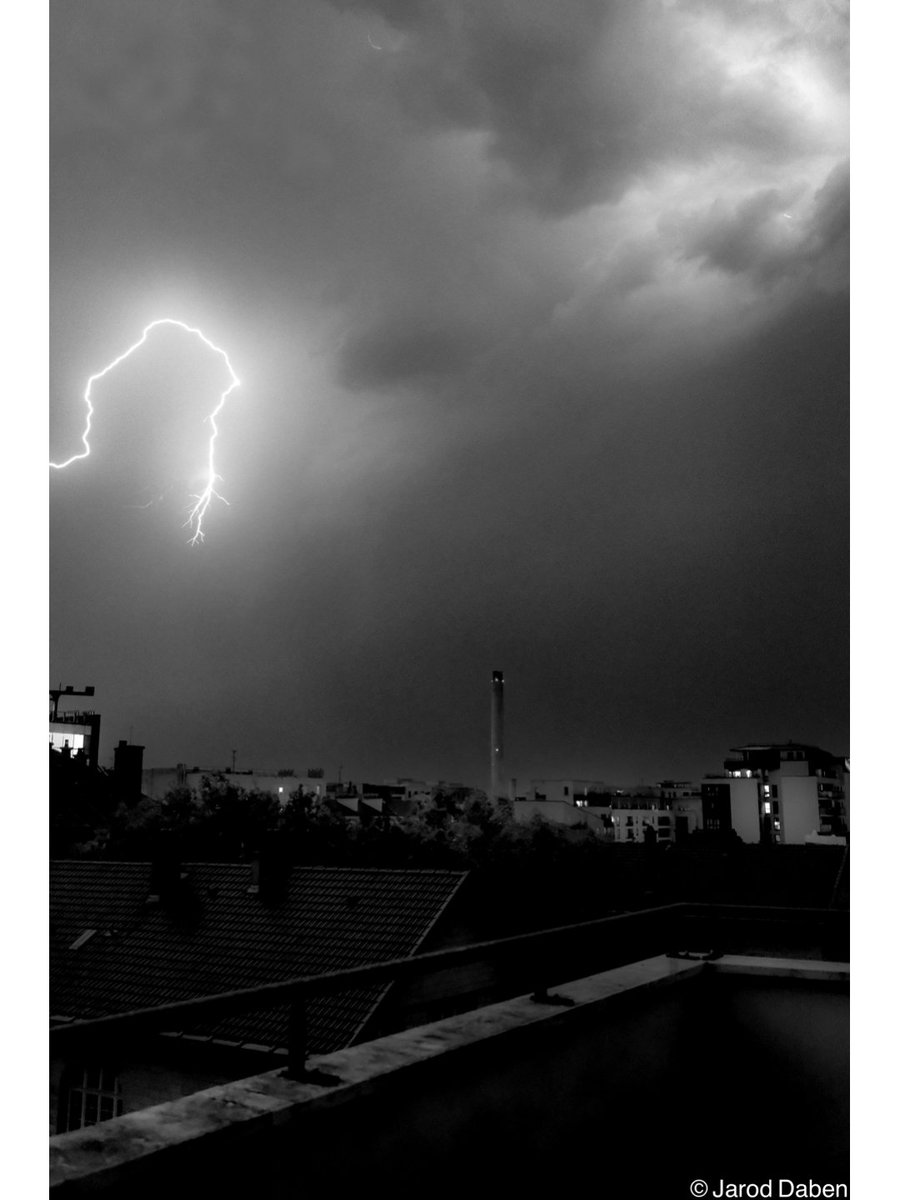ThomasLeG_photo's tweet photo. Soirée orageuse !
#streetphotographyfrance #streetphotography #spicollective #orage #eclair @villesaintouen https://t.co/Qu9r0KdmES