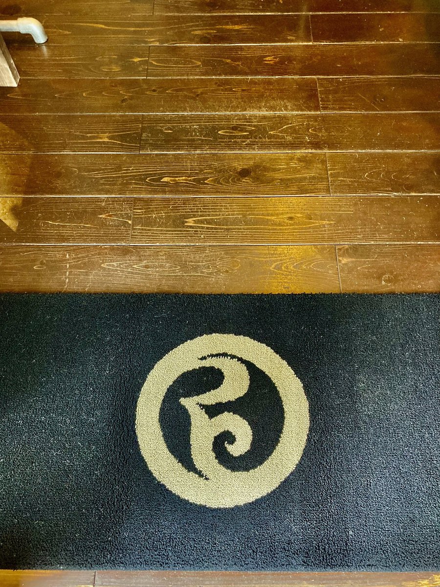 omerrizmm's tweet photo. やっと、明日で春休みが終わる。でも、この期間は嫌いじゃなかった。
正直バタバタだったけど、子どもたちと全力で向き合った時間でもあった。
昔の僕は「自分らしく働くこと」や「成功すること」ばかり考えて、結局心が折れた。
でも今は、
自分が買ってきたおやつをみんなで食べる咀嚼音。 https://t.co/TUAspemdCW
