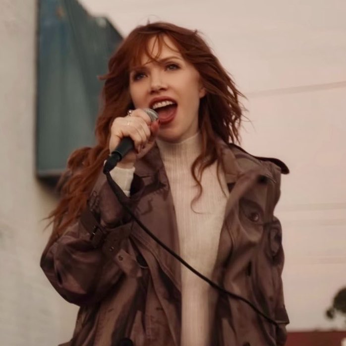 bchartsnet's tweet photo. 🇧🇷 Diretor do clipe de "On Wires" de Carly Rae Jepsen, Caio Vieira fala sobre experiência com a ARTISTA nas gravações:

“Quando ouvi ‘On Wires’ pela primeira vez eu já me apaixonei, pois soava muito diferente de tudo que ela já fez. Achei que o clipe tinha que ser mais sobre a música, por isso ela está com o microfone na mão, devagar, até a explosão da faixa. Queria que a dramaticidade ressoasse. Ela é uma rockstar! Carly é uma artista cuja música lhe é intrínseca. Ela ama tudo que faz e tem a força de ser uma artista mulher e, agora, mãe, que não vai parar de ser uma força criativa. Ela é muito talentosa, se emocionou com o moodboard do clipe, deu ideias, pediu para refazer as cenas… ela realmente faz tudo, compõe e produz com seus colaboradores e ama o que faz. Ser artista é inegociável”, disse para a BCharts.