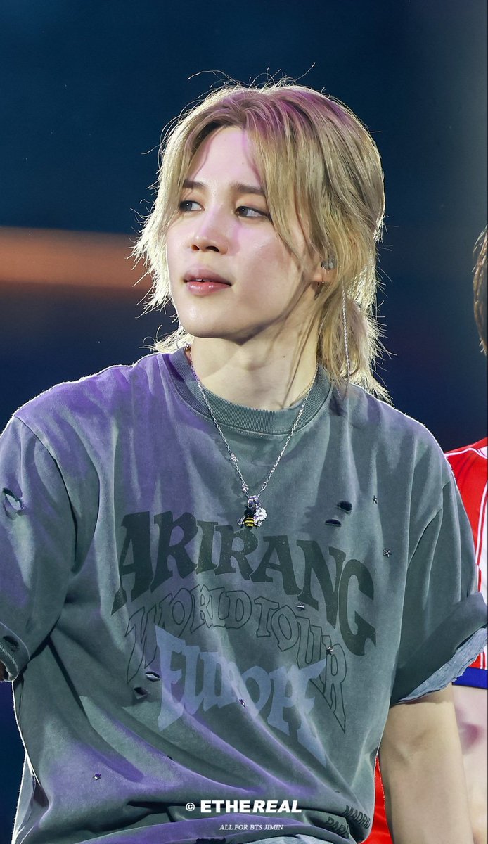 fairychimtr's tweet photo. Jimin’in arı detaylı kolyesi 🐝✨ https://t.co/IPYxyLFMXw