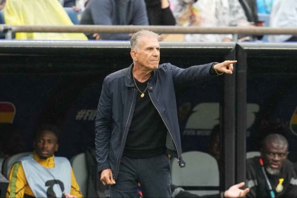 thatEsselguy's tweet photo. If he wants to defend he can defend 
If he wants to attack he can attack 

Ladies and gentlemen, Carlos Queiroz ball https://t.co/C0sj9jvh8Y