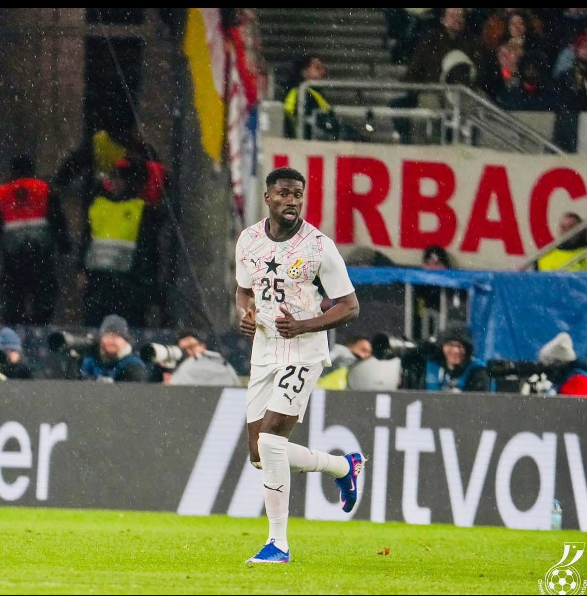 ololade_201's tweet photo. Referee Drew Fischer points to the centre spot to indicate that the goal stands after the VAR review. Derrick Luckassen (Ghana) goes wild in celebration. https://t.co/16y7GlO0v1