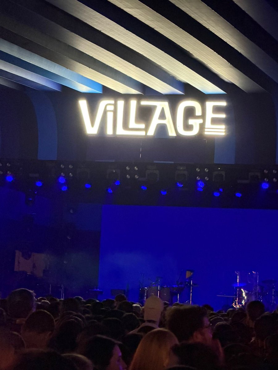 falamuka's tweet photo. 🚨MARISA MONTE RECUSA SE APRESENTAR EM PALCO COM NOME DE BET

No Rio, cantora é atração desta noite do Village, evento patrocinado por casa de apostas. Todas as logos da marca foram cobertos por exigência da artista. https://t.co/z8gRN9arKH