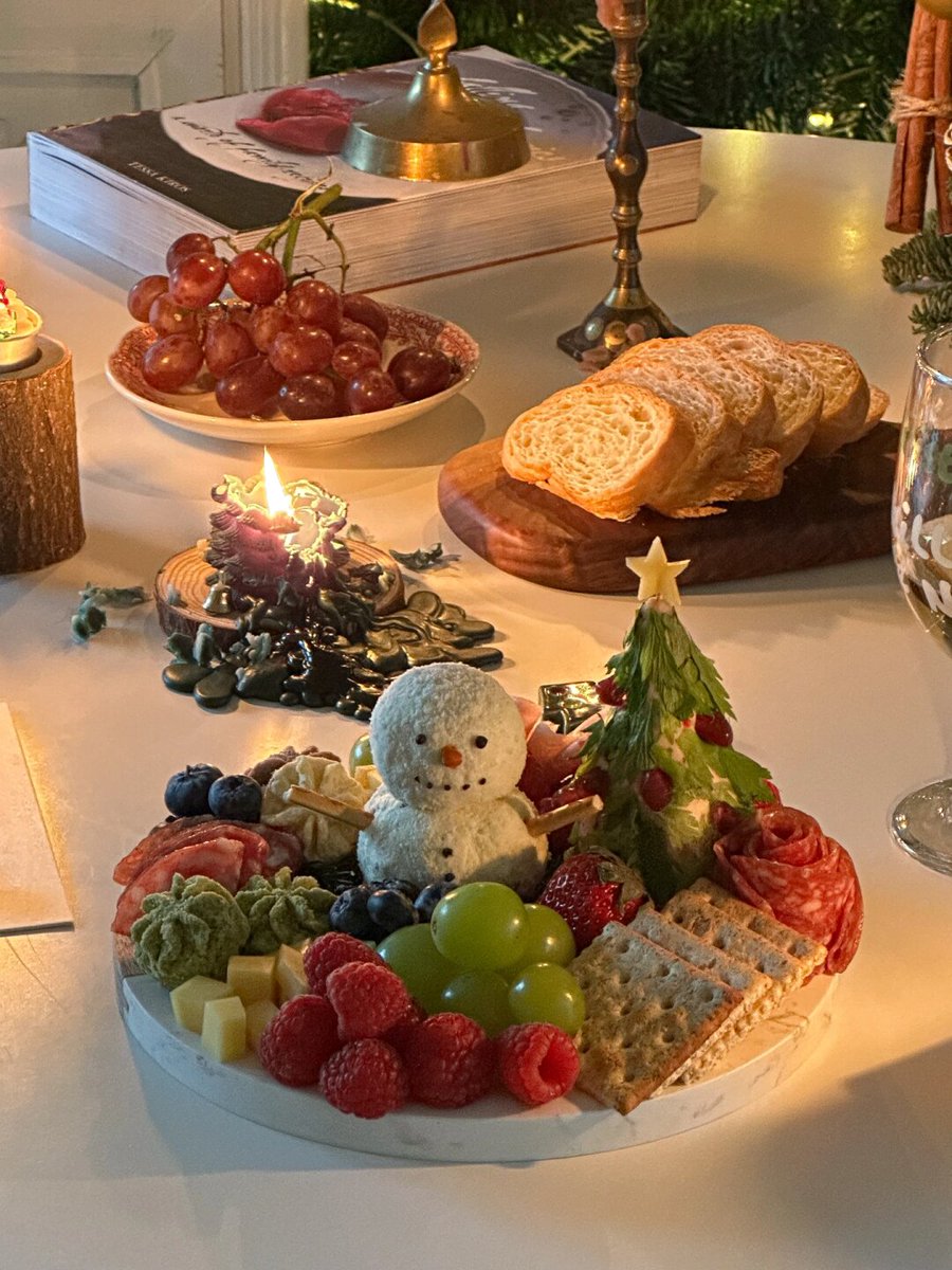 DavidSournet's tweet photo. Festive Christmas Eve feast alert! Roasted glazed ham, creamy mashed potatoes, and spiced fruit pudding—perfect for cozy family nights.  #HolidayEats https://t.co/EwhwxE32ed