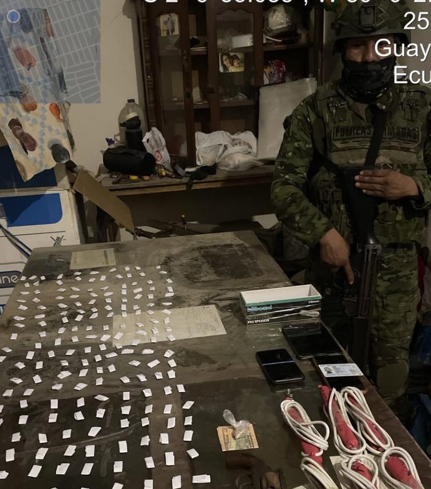 FFAAECUADOR's tweet photo. #Guayas | Las Fuerzas Armadas del Ecuador aprehendieron a un ciudadano y decomisaron un arma de fuego, explosivos artesanales y sustancias catalogadas sujetas a fiscalización durante una operación militar en el distrito #MonteSinaí.
#EcuadorUnaSolaFuerza
#FFAAContigo https://t.co/kqycW1Ij5Y