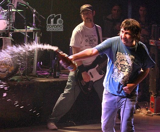 Noti_Ayer's tweet photo. Un 27 de junio, pero del año 1967 en la provincia de Buenos Aires nacia uno de los grandes referentes e impulsores del punk rock en nuestro pais. Hoy está cumpliendo 59 años Walter “Mosca” Vazquez, cantante y lider de 2 Minutos. https://t.co/o0AJIQsFHd