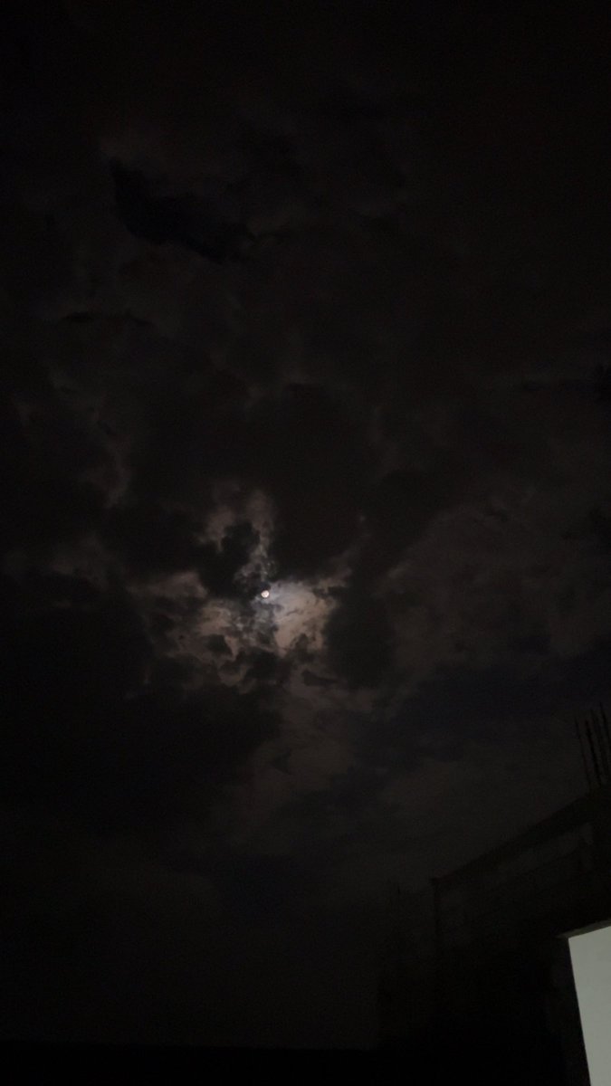 90ll_7's tweet photo. ليل وقمرا واغنيتي المفضله واحلى استكنان بسطح 💙 https://t.co/6DOCubsMKn