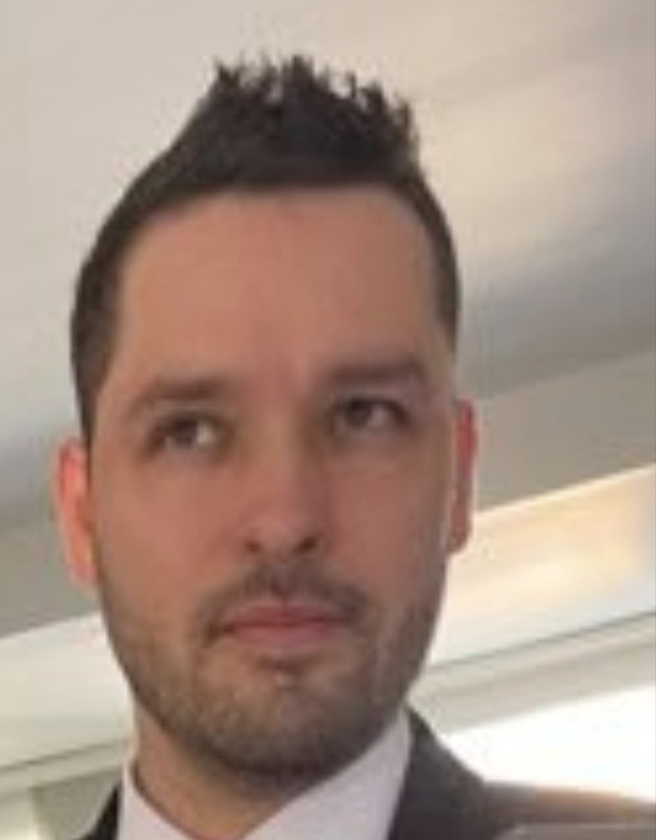 JuanSeMari's tweet photo. @DanielAngelCano @ABDELAESPRIELLA Jajajajaja soy asesor de imagen, me va dar trabajo? Se lo digo porque necesita cambio de imagen, ud con esa cara de mongolico no le favorece ese copete. Igual con y sin copete se ve igual de aguevado votando por aguevardo. https://t.co/GqCBpraLpE