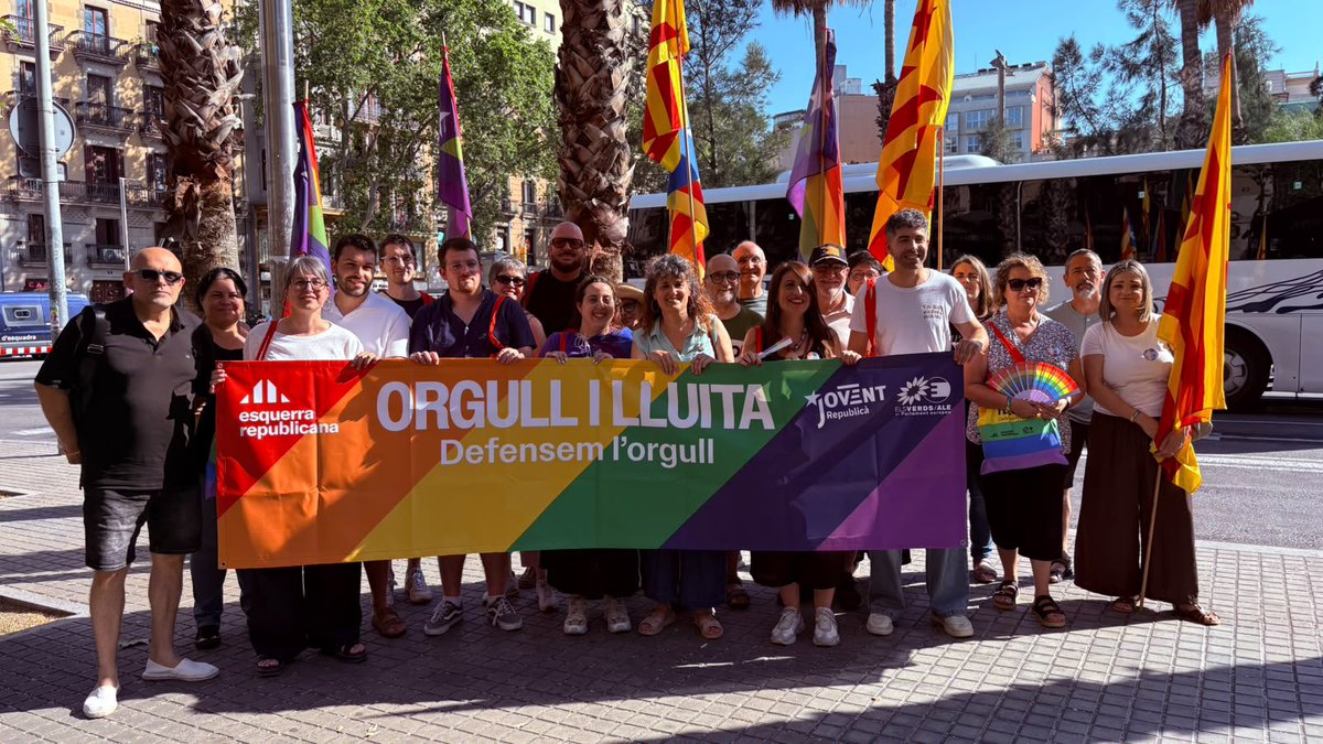 ERCbcn's tweet photo. Avui hem tornat a sortir al carrer perquè l’orgull també és lluita. 

Fa 50 anys de la primera manifestació per l’alliberament sexual i de gènere, sabem que cap dret és irreversible.

Davant l’odi, més drets i més llibertat. 

Perquè aquesta també és la nostra Barcelona. 🏳️‍🌈 https://t.co/1TigK9t6No
