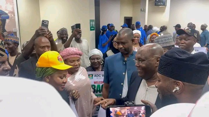 AtikulatedMedia's tweet photo. The #ForecastAtikulatedMedia
His Excellency Alhaji @atiku Abubakar joyfully returned to Nigeria after a brief overseas trip, greeted warmly by enthusiastic supporters and numerous well-wishers.
#JoinADCNow
#30MillionVotesForAtiku
#AsOneWeCanGetItDone
#RevolutionalCraft2027 https://t.co/jaui9mJfA5
