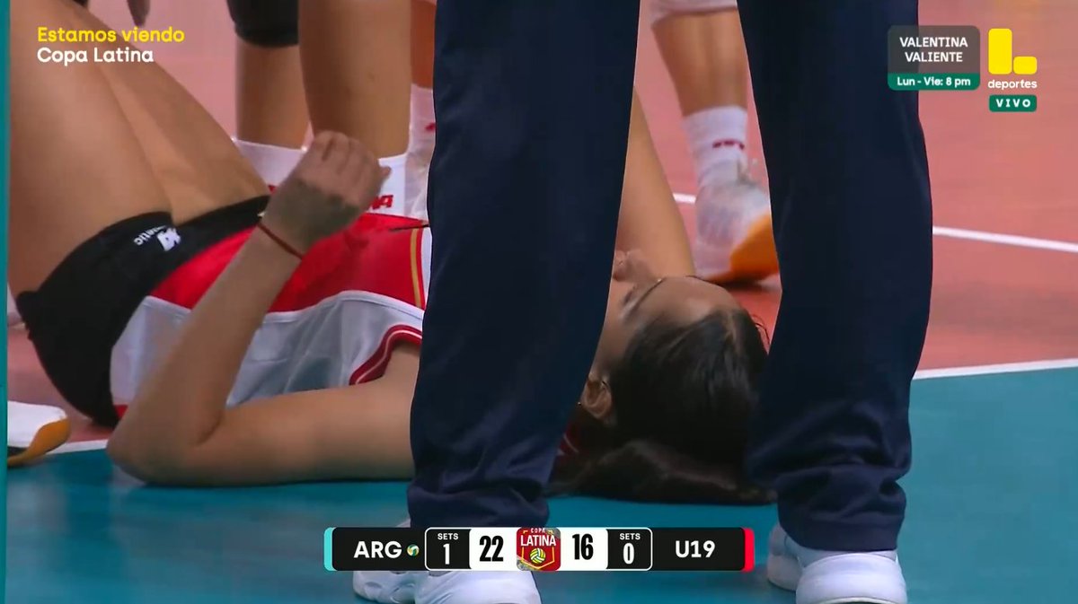 v_alezia's tweet photo. Gianella Chanca cayó mal y se lesiona. 
Y sí, son éstas situaciones a veces dolorosas y complicadas a las que están expuestas las deportistas. Esperamos que no sea nada grave. Las buenas vibras para Gianella.🙏
Latina Web. https://t.co/lAl0CXIyZe