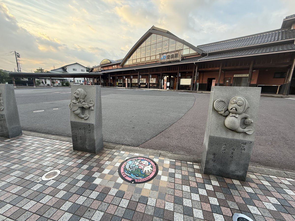 hotspring_yu's tweet photo. 島根・安来はどじょうのオブジェが設置されているところに、ポケふたがある。どじょうすくいが有名だから、ドジョッチ・バリヤードのデザインになっているみたい！ https://t.co/t5vnpiq8wR
