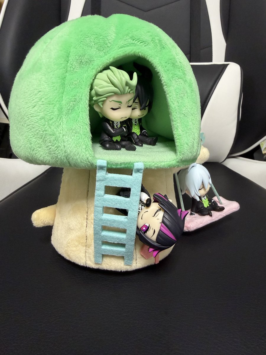 mdrkw_hikaru's tweet photo. 昨日の配信でチャレンジした仲良しディアソムニアです(笑)。あの後、サイズ感的にも行けそうだったので、学マスのキャラでもチャレンジしてみました(笑)。すみっこの世界はホント癒されるなぁ☺️ https://t.co/fR5VxXsT0D