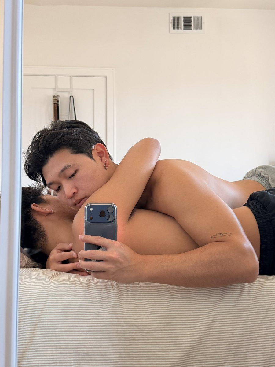 c4mmabis's tweet photo. Cuddles https://t.co/5sw0oiAAc7