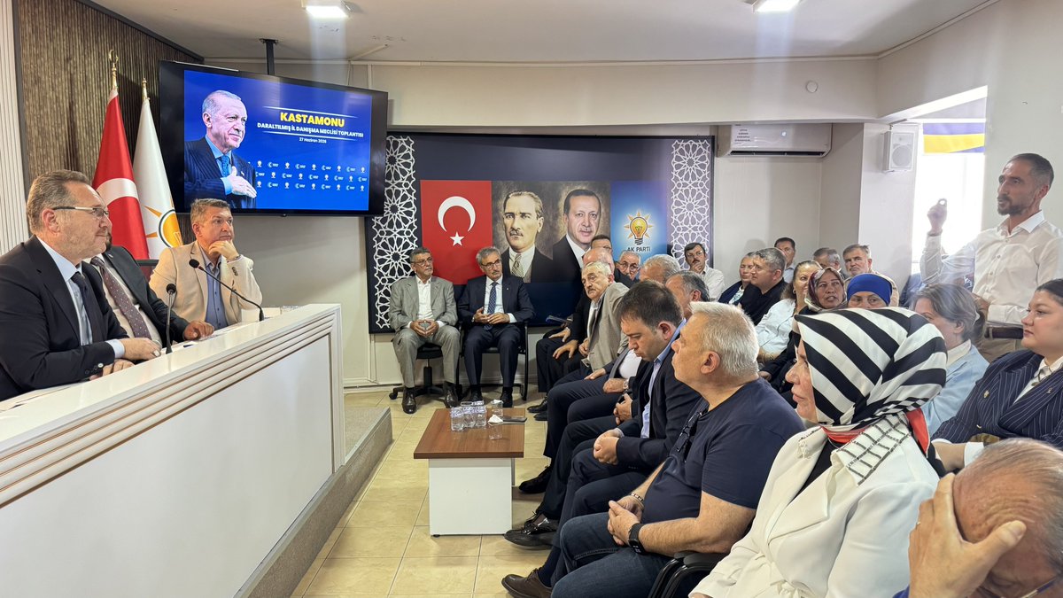 sevgilioglu's tweet photo. 📍 Haziran Ayı Daraltılmış Danışma Meclisi Toplantısı | AK PARTİ KASTAMONU İL BAŞKANLIĞI 

Hazreti Mevlânâ’nın asırları aşan şu hikmetli nasihatini kendimize rehber edindik:

“Sevgide güneş gibi ol. Dostluk ve kardeşlikte akarsu gibi ol. Hataları örtmede gece gibi ol. Tevazuda toprak gibi ol. Öfkede ölü gibi ol. Her ne olursan ol, ya olduğun gibi görün ya göründüğün gibi ol.”

İşte bu anlayışla; ayrıştırmadan, ötekileştirmeden, gönüller inşa ederek sadece bize destek verenlerin değil, 379.934 hemşehrimizin hizmetkârı olmayı şeref bildik.

Kastamonu’muza hizmet sevdasını yüreğinde taşıyan 20 ilçe teşkilatımızla birlikte Haziran Ayı Danışma Meclisi Toplantımızı istişare ve değerlendirme ruhu içerisinde gerçekleştirdik.

Ortak akıl, güçlü teşkilat ve aynı ideale adanmış kadrolarımızla; birlik ve beraberlik içerisinde, Türkiye Yüzyılı hedefleri doğrultusunda Kastamonu’muz için durmadan çalışmaya, üretmeye ve milletimize hizmet etmeye devam edeceğiz.

@Akparti @RTErdogan @abuyukgumus @mchtylmz @ishakalim