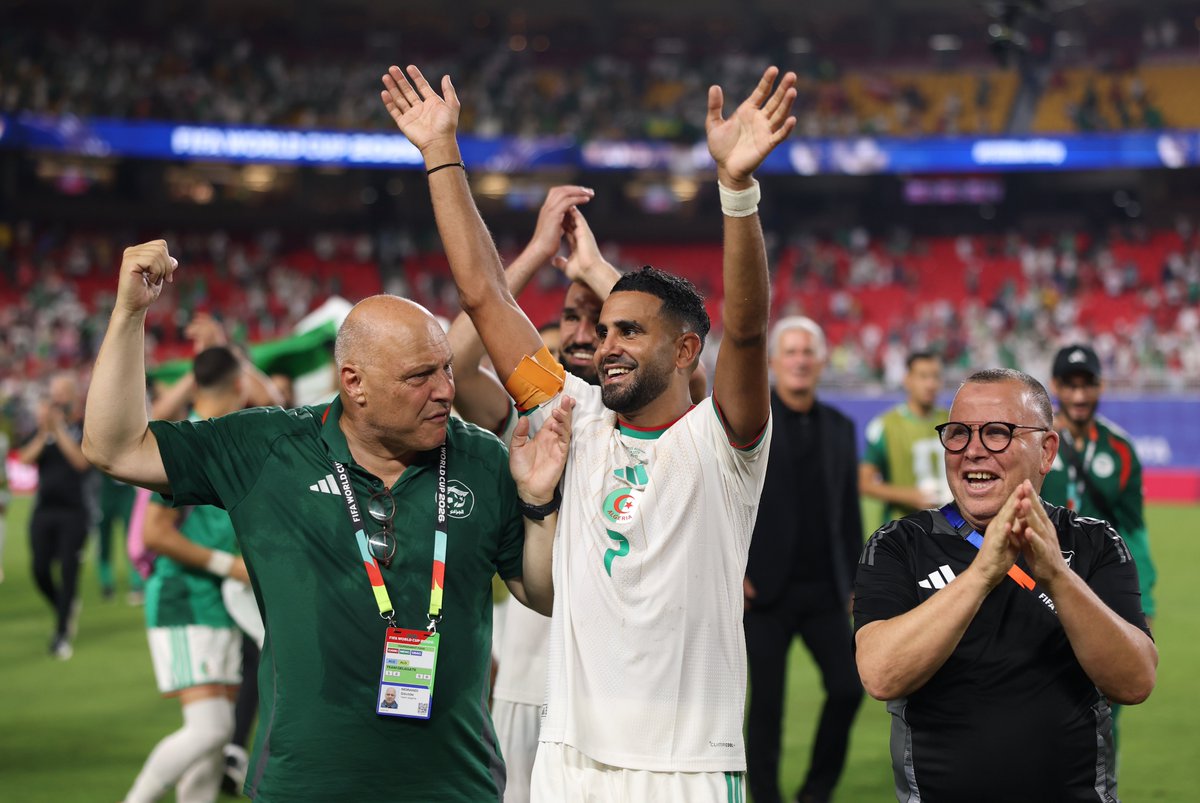 fifacom_ar's tweet photo. الخضر بشعار 1 2 3 VIVA LAlgérie 👏

🇩🇿 الجزائر @LesVerts تتأهل إلى الدور الثاني من @FIFAWorldCup بعد مباراة كبيرة أمام النمسا 😍 https://t.co/9foPoA8iDk